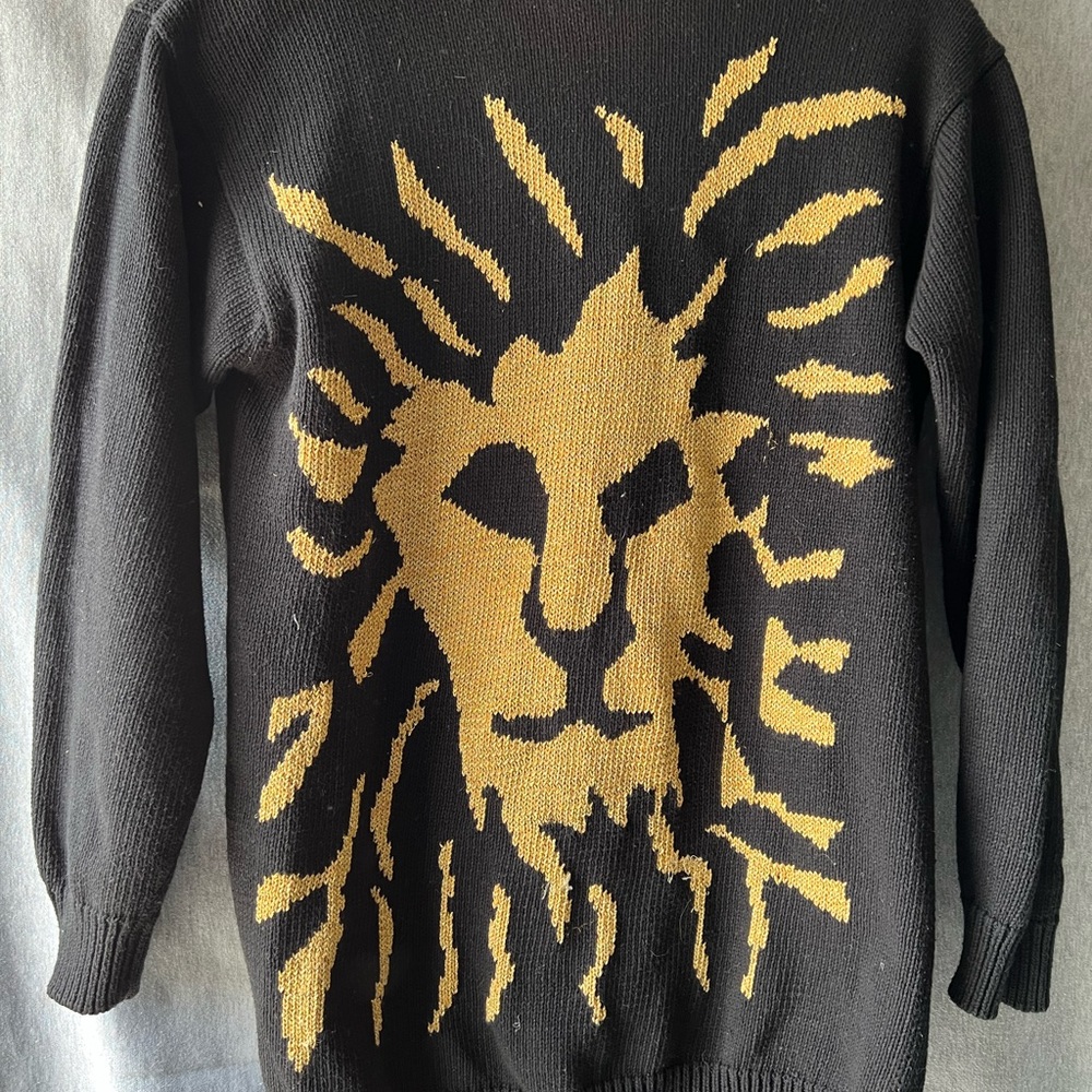 Iconic vintage 1980’s Anne Klein giant Lion Head long sweater Mint Condition